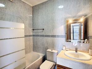 Badewanne, Haartrockner, Handtücher
