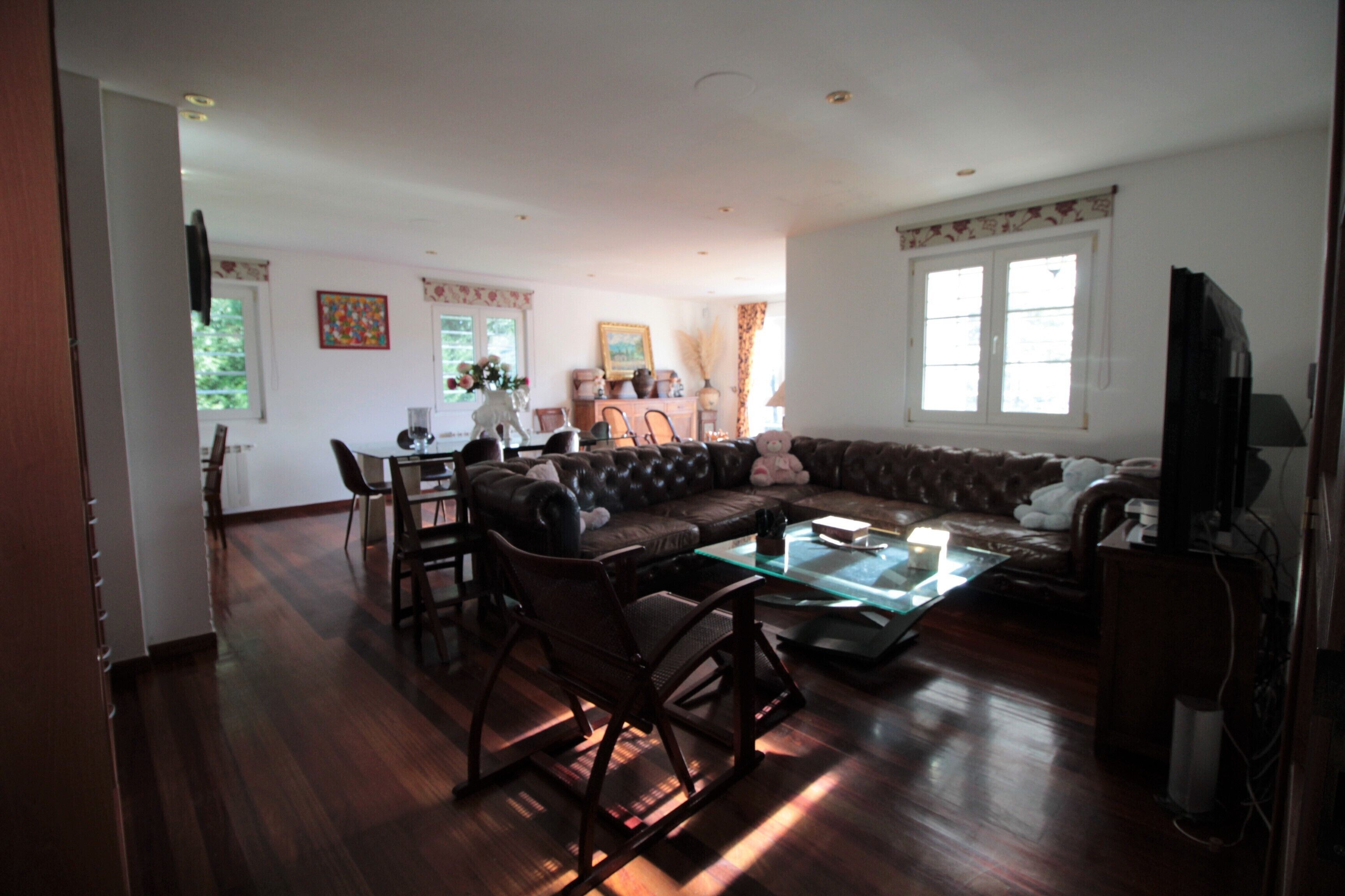 Een televisie en een open haard