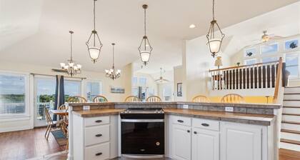 Private heated pool, hot tub, Pool table, pet friendly. 9 Bdrm w/ 10th sleeping area