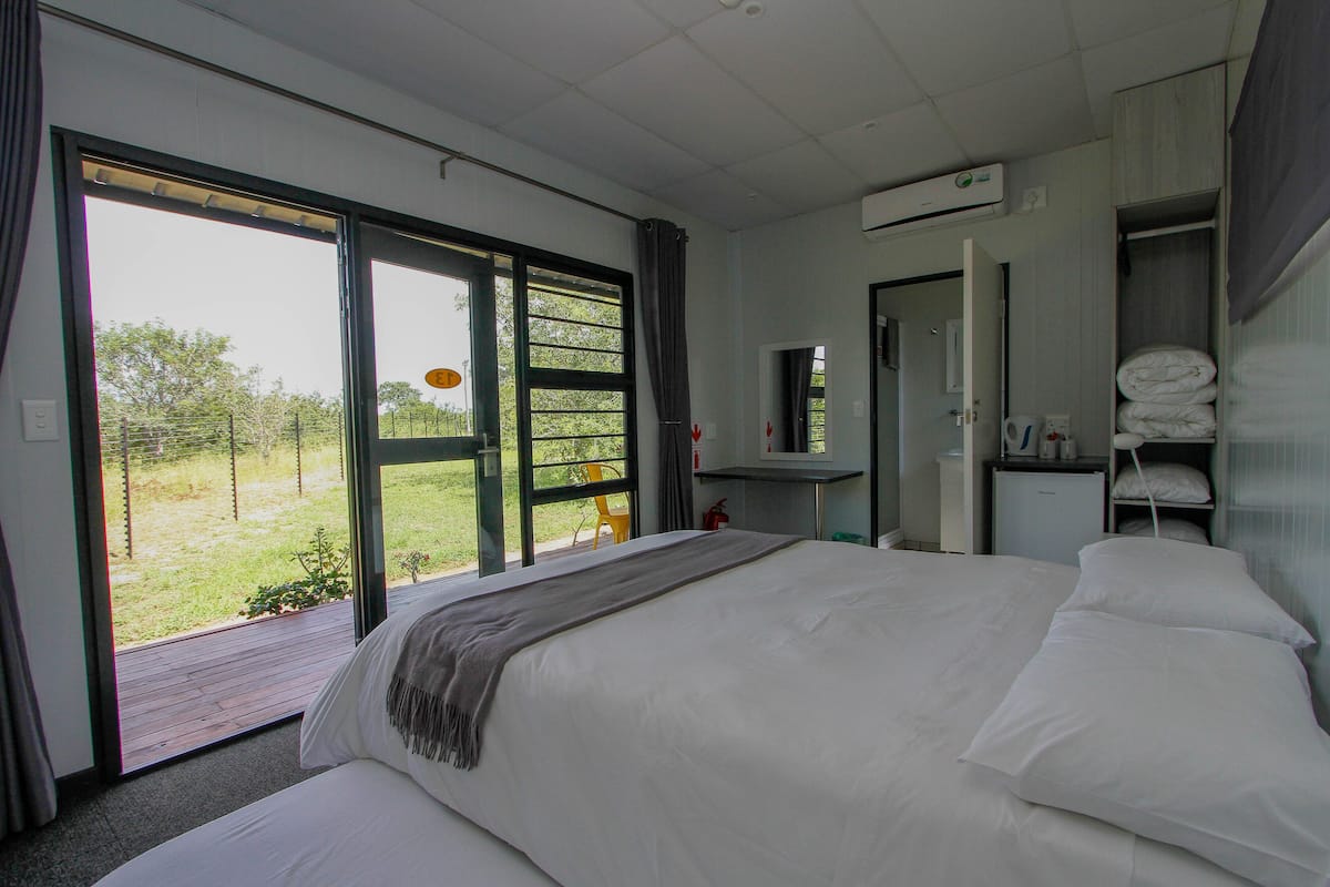 Family Room | Minibar, desk, bed sheets