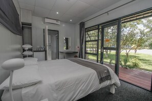 Double Room | Minibar, desk, bed sheets - Sleepover Orpen Gate (Bushbuckridge)