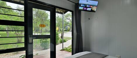 Kamar Double | Minibar, meja kerja, dan seprai linen