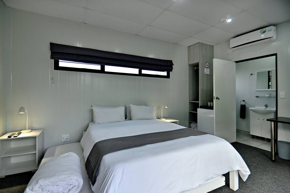 Familienzimmer | Minibar, Schreibtisch, Bettwäsche