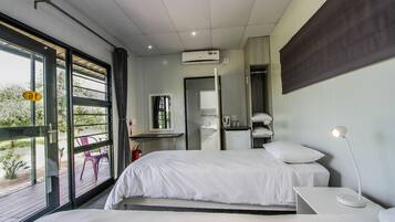 Værelse med 2 enkeltsenge | Minibar, skrivebord, sengetøj