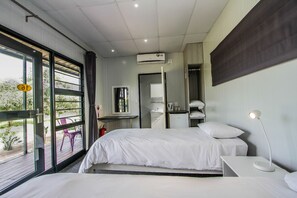 双床房 | 迷你吧、办公桌、床单