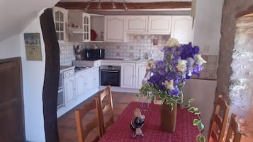 Een koelkast, een microgolfoven, een oven, een kookplaat