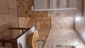 Shower - LA PASTOURELLE (ST CHINIAN)