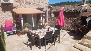 Outdoor dining - LA PASTOURELLE (ST CHINIAN)