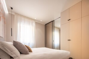 Design-Apartment | 1 Schlafzimmer, hochwertige Bettwaren, Daunenbettdecken, Zimmersafe