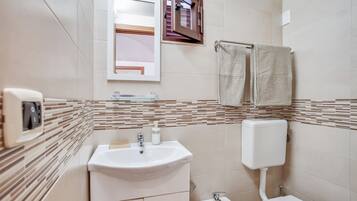 Apartamento | Baño | Ducha, cabezal de ducha tipo lluvia, secador de pelo y bidé