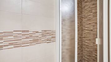 Apartment | Bathroom | Shower, rainfall showerhead, hair dryer, bidet