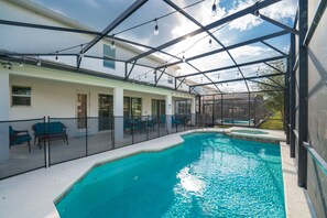 Alberca techada y alberca climatizada