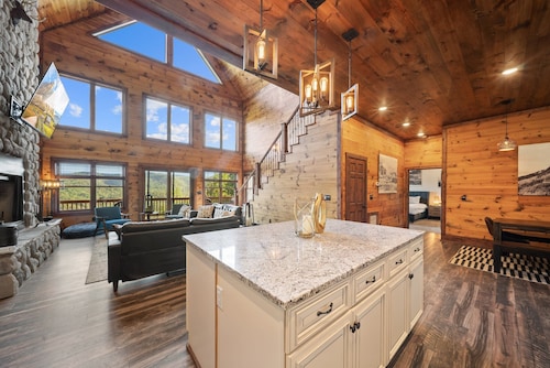 Cranberry View Lodge - VIEWS, Privacy, Gated Community, Game Table!