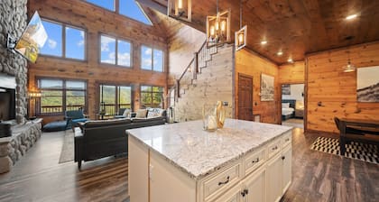 Cranberry View Lodge - VIEWS, Privacy, Gated Community, Game Table!