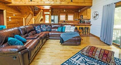 Frog Pond Hollow Lodge Private private pool/ lake