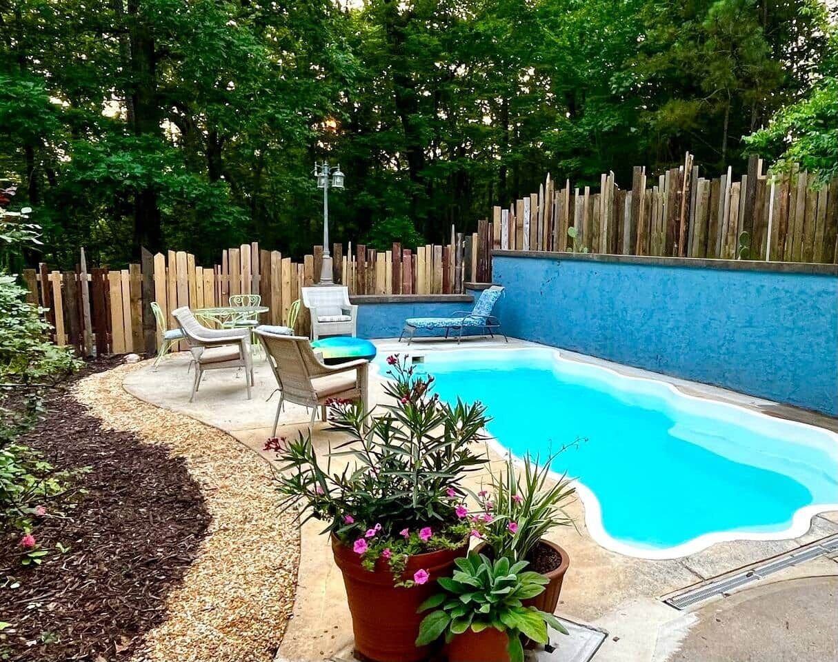 Una piscina al aire libre, una piscina climatizada