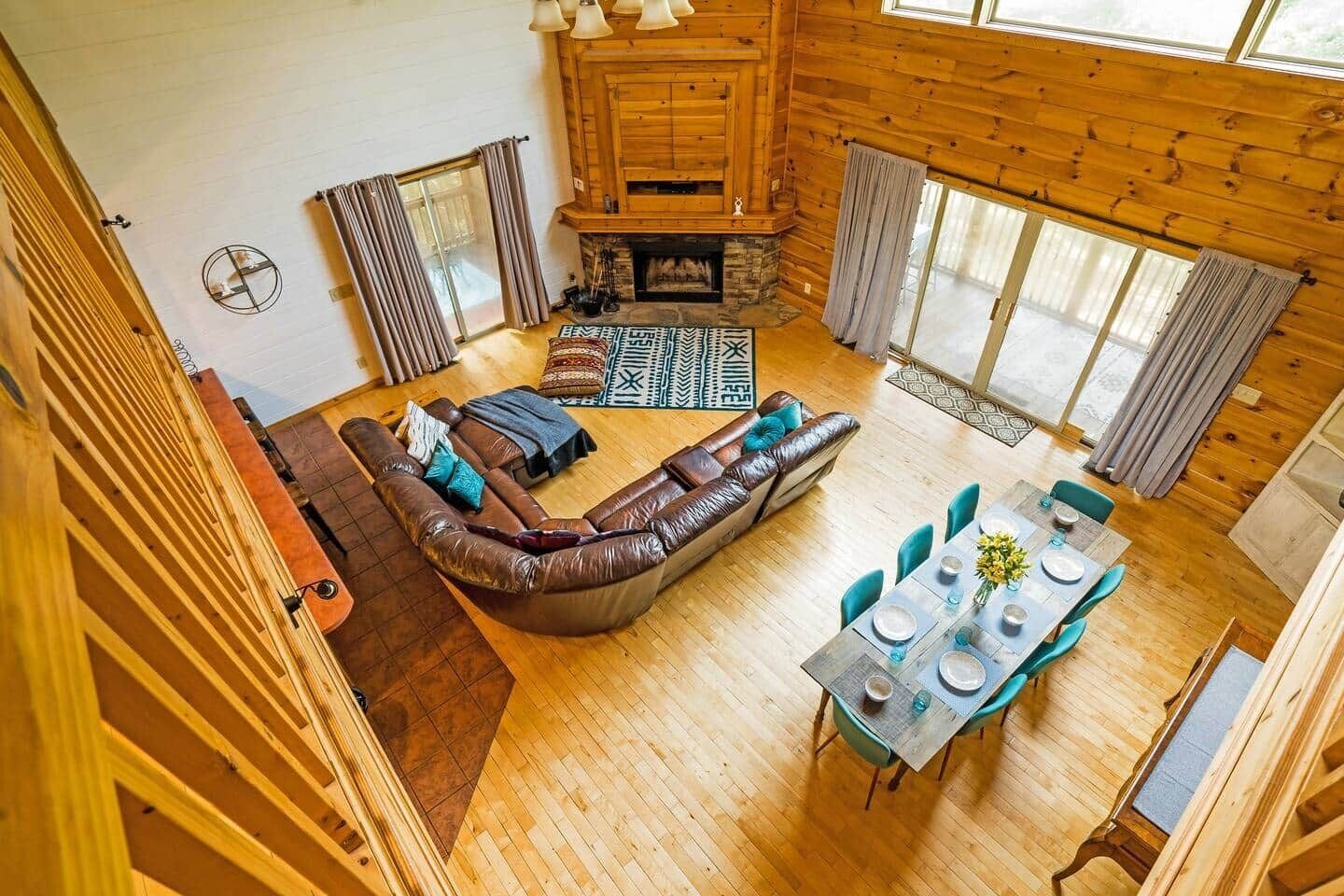 Smart TV, chimenea, reproductor de DVD, mesa de ping pong