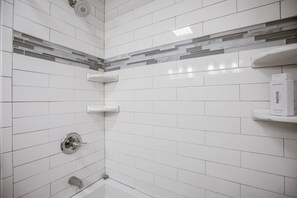 Haartrockner, Handtücher, Seife, Toilettenpapier