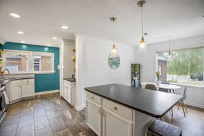 Réfrigérateur, four à micro-ondes, un four, surface de cuisson