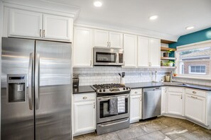 Réfrigérateur, four à micro-ondes, un four, surface de cuisson