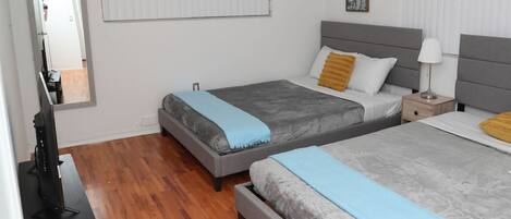 1 室のベッドルーム、デスク、アイロン / アイロン台、WiFi (無料)