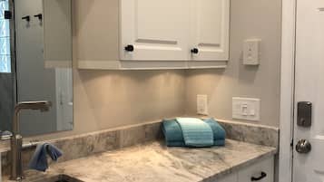 Douche, sèche-cheveux, serviettes fournies, savon