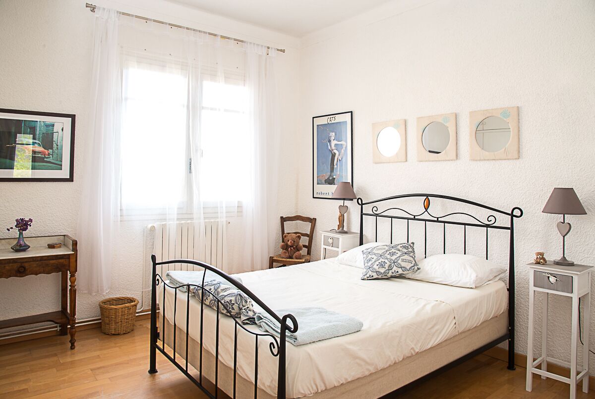 6 間睡房、房內夾萬、書桌、熨斗/熨衫板