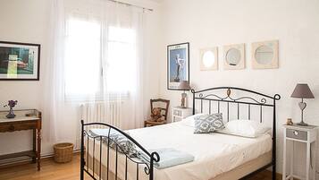 6 chambres, coffres-forts dans les chambres, bureau