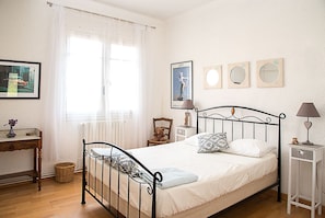 6 chambres, coffres-forts dans les chambres, bureau