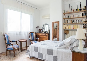 6 chambres, coffres-forts dans les chambres, bureau