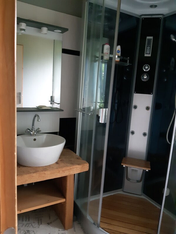 Dusche, Haartrockner, Handtücher, Seife