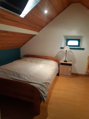 2 chambres, fer et planche à repasser, accès au Wi-Fi (inclus)