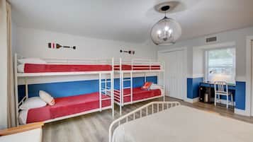 2 makuuhuonetta, työpöytä, silitysrauta/-lauta, vauvan matkasänky