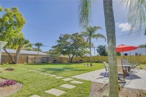 Outdoor dining - "Endless Summer 2bd/2ba with beautiful outdoors" (Lake Worth)