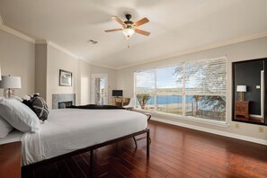 6 bedrooms, desk, iron/ironing board, free WiFi