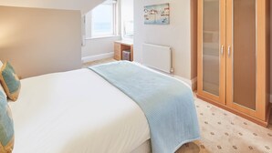 3 bedrooms, iron/ironing board, WiFi (free) - Sea View at 44 (Whitby)