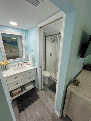 Combined shower/bathtub - Luxury Beach Condo Located On The Bay In A Tropical Oasis!!! (Fort Myers Beach)