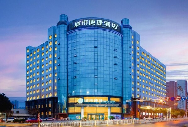 A multi-story hotel with a prominent entrance and a large sign above the doors. - City Comfort Inn Wuhan Fengshu Er Road Baijin Mansion (Wuhan)