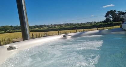 The Shippon -hot Tub ext chg - Superking-log Fire