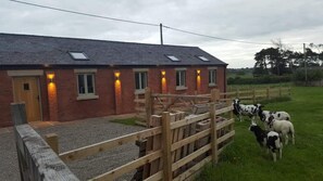 House, 2 Single Beds | Property grounds - The Shippon -hot Tub ext chg - Superking-log Fire (Preston)