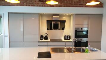 House, 2 Single Beds | Private kitchen | Fridge, microwave, oven, stovetop