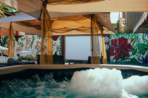 nice patio whit projector and Jacuzzi