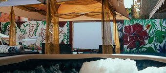 nice patio whit projector and Jacuzzi