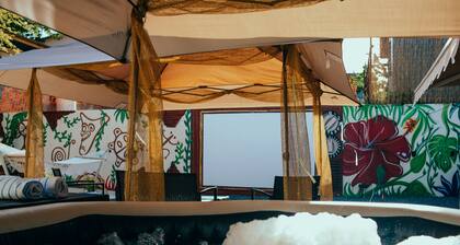 nice patio whit projector and Jacuzzi