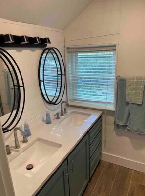 Combined shower/bathtub, shampoo