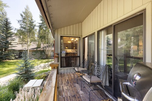 Condo Nestled in the Pines/Shared Pool and Hot Tub/On Shuttle Route to Slopes