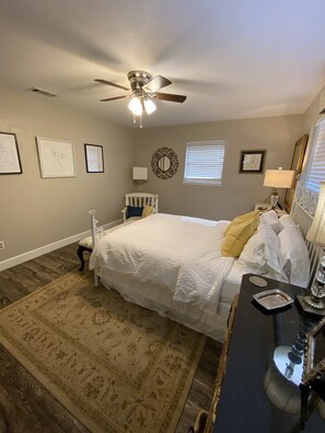 2 bedrooms, desk, iron/ironing board, travel crib - The View at 5 Hills (Copperas Cove)