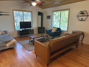 Smart TV, books, stereo - Cozy Seven Pines Cottage - 3br 2bath - Yosemite & Bass Lake - forest home base (Wishon)