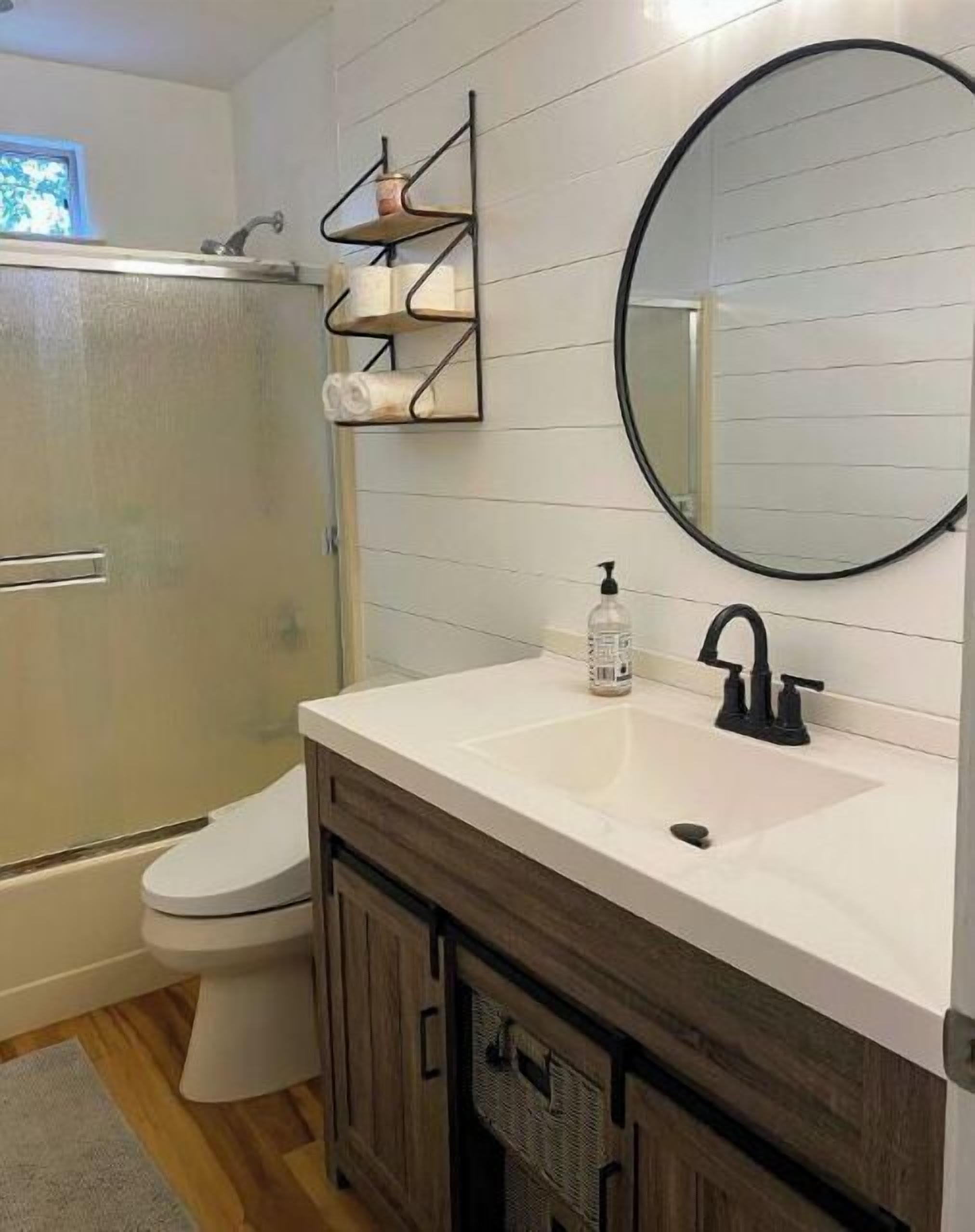 Bañera con ducha, secador de pelo, bidet, toallas