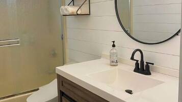 Combined shower/tub, hair dryer, bidet, towels